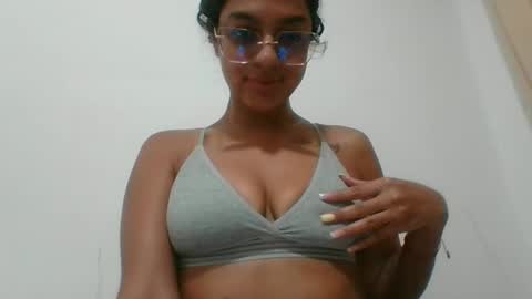 Snapshot of selene_azahar chatting on 09.16.25 selene online show from 09.16.25