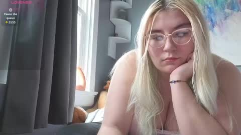 Snapshot of selenebaby chatting on 04.18.26 Selene online show from 04.18.26