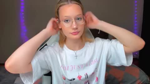 Snapshot of selfharm777 chatting on 09.13.25 Simon and Alice online show from 09.13.25