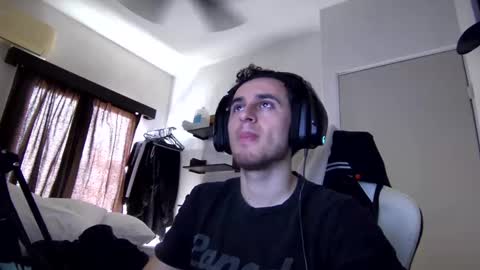 Snapshot of senitzzu chatting on 01.05.25 PAJACONTROL online show from 01.05.25