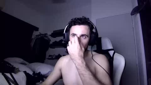 Snapshot of senitzzu chatting on 02.08.25 PAJACONTROL online show from 02.08.25