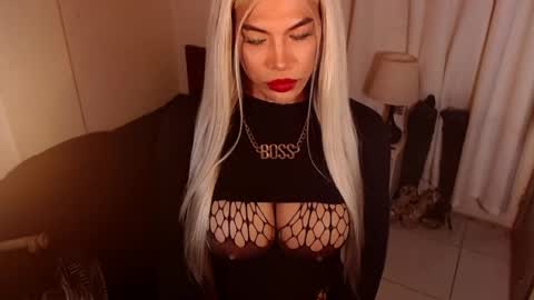Snapshot of sensational_diva chatting on 05.29.26 unstappable queen kate online show from 05.29.26