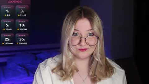 Snapshot of sensual_girrrl chatting on 04.19.26 Ilona online show from 04.19.26