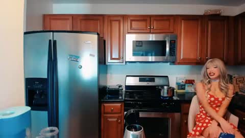 Mia online show from 04.23.26