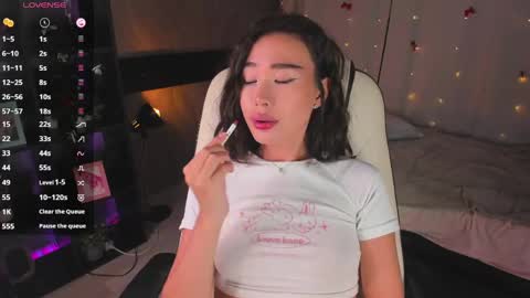 Snapshot of sensualily chatting on 04.29.26 Kiki online show from 04.29.26