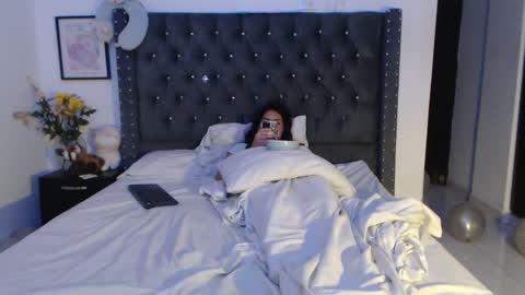 Snapshot of serenaroussee chatting on 01.06.25 sararoussee online show from 01.06.25