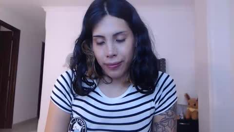 Snapshot of serenaroussee chatting on 04.23.26 sararoussee online show from 04.23.26