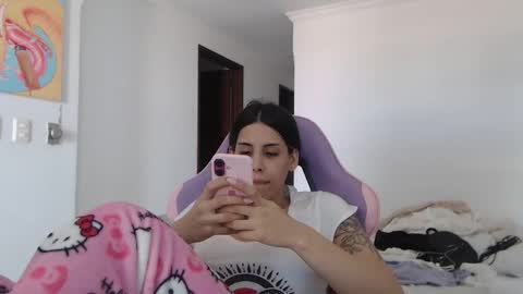 Snapshot of serenaroussee chatting on 04.30.26 sararoussee online show from 04.30.26