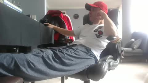 Snapshot of serioyhetero19 chatting on 01.19.25 hetero serio discreto online show from 01.19.25