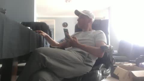 Snapshot of serioyhetero19 chatting on 01.28.25 hetero serio discreto online show from 01.28.25