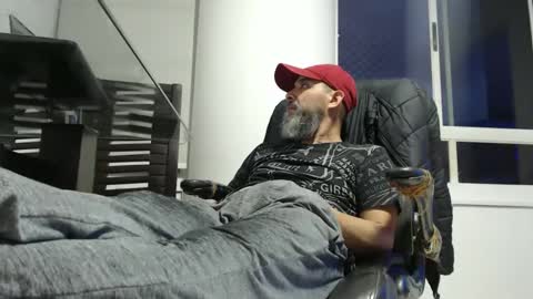 Snapshot of serioyhetero19 chatting on 10.25.25 hetero serio discreto online show from 10.25.25