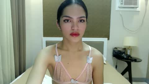 Snapshot of servicedoll18 chatting on 10.02.25 Bella online show from 10.02.25