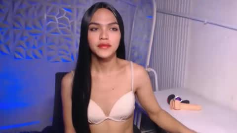 Snapshot of servicedoll18 chatting on 11.04.25 Bella online show from 11.04.25