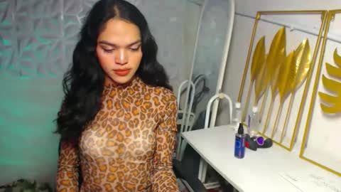 Snapshot of servicedoll18 chatting on 11.27.25 Bella online show from 11.27.25