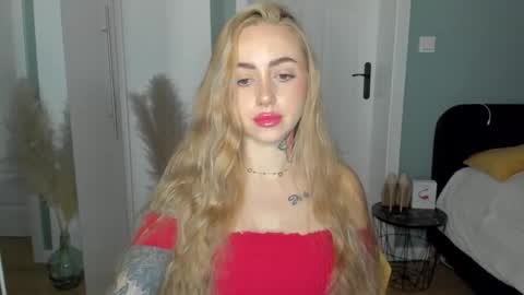 Snapshot of sexy_coralie chatting on 04.17.26 C o r a l i e online show from 04.17.26