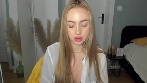 Snapshot of sexy_coralie chatting on 04.29.26 C o r a l i e online show from 04.29.26