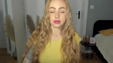 Snapshot of sexy_coralie chatting on 04.30.26 C o r a l i e online show from 04.30.26