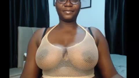 Snapshot of sexy_pearl12 chatting on 05.12.26 zoe online show from 05.12.26