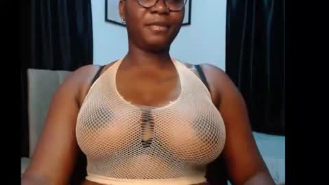 Snapshot of sexy_pearl12 chatting on 06.13.26 zoe online show from 06.13.26