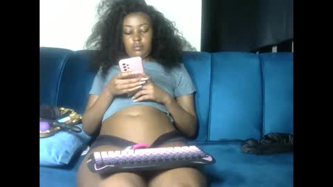 Snapshot of sexy_pigeon chatting on 05.18.26 sexy pigeon online show from 05.18.26