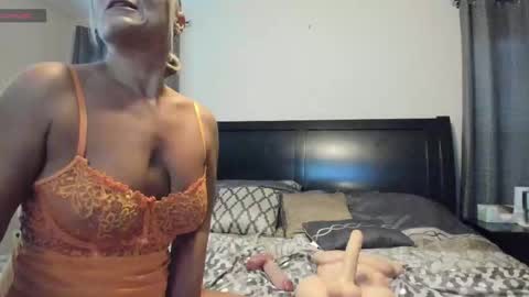 Snapshot of sexybeachmom chatting on 10.21.25 sexybeachmom online show from 10.21.25