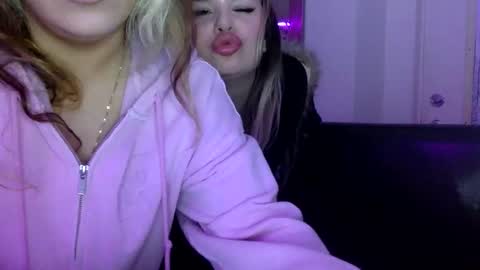 Snapshot of sexyblondiifreak chatting on 04.23.26 karmen online show from 04.23.26