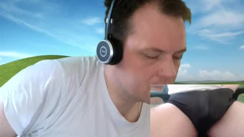 Snapshot of sexyhotboy87 chatting on 02.18.25 Henry online show from 02.18.25