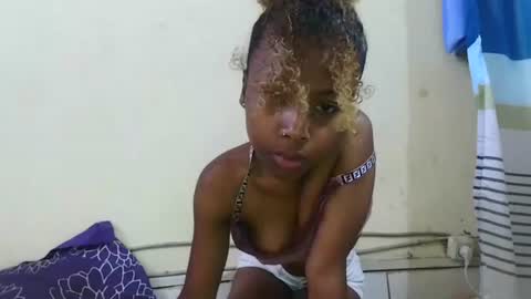 Snapshot of sexylittlebitch261 chatting on 04.28.26 Elania online show from 04.28.26