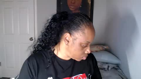 Snapshot of sexymona1218 chatting on 09.17.25 SexyMona online show from 09.17.25