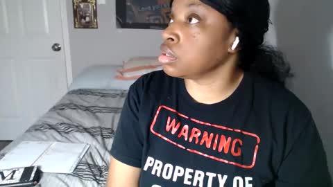 Snapshot of sexymona1218 chatting on 09.27.25 SexyMona online show from 09.27.25