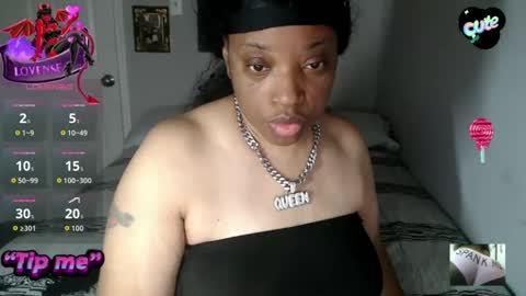 Snapshot of sexymona1218 chatting on 09.28.25 SexyMona online show from 09.28.25