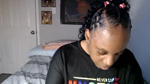 Snapshot of sexymona1218 chatting on 10.06.25 SexyMona online show from 10.06.25