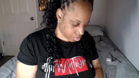 Snapshot of sexymona1218 chatting on 10.12.25 SexyMona online show from 10.12.25