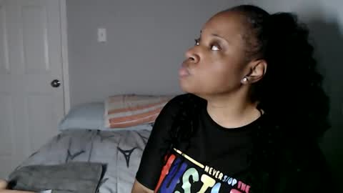 Snapshot of sexymona1218 chatting on 10.27.25 SexyMona online show from 10.27.25