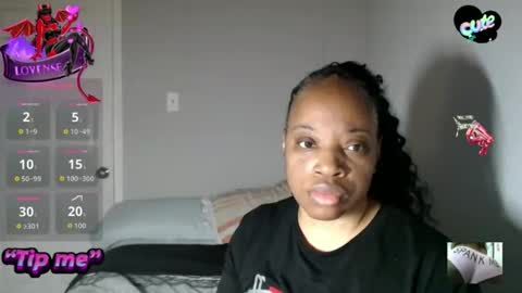 Snapshot of sexymona1218 chatting on 11.28.25 SexyMona online show from 11.28.25