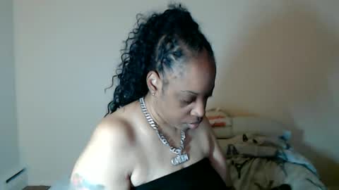 Snapshot of sexymona1218 chatting on 12.05.25 SexyMona online show from 12.05.25