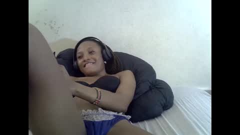 Snapshot of sexypetite4 chatting on 10.25.25 SHARON online show from 10.25.25