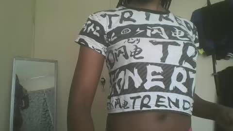 Snapshot of sexyy_tiny chatting on 10.30.25 Mel online show from 10.30.25