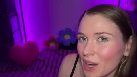 Snapshot of shadebabe chatting on 06.15.26 shadebabe online show from 06.15.26
