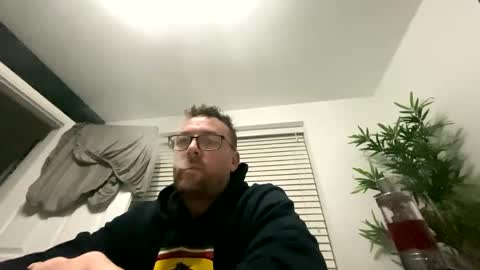 Snapshot of sharksboy16 chatting on 01.10.25 Sharksboy online show from 01.10.25