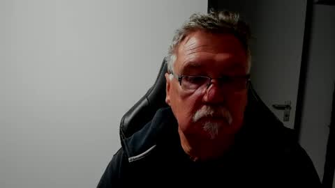 Snapshot of sharlots_pet chatting on 04.21.26 sharlots_pet online show from 04.21.26