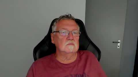Snapshot of sharlots_pet chatting on 04.23.26 sharlots_pet online show from 04.23.26