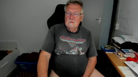 Snapshot of sharlots_pet chatting on 04.25.26 sharlots_pet online show from 04.25.26