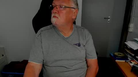 Snapshot of sharlots_pet chatting on 04.27.26 sharlots_pet online show from 04.27.26