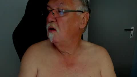 Snapshot of sharlots_pet chatting on 04.29.26 sharlots_pet online show from 04.29.26