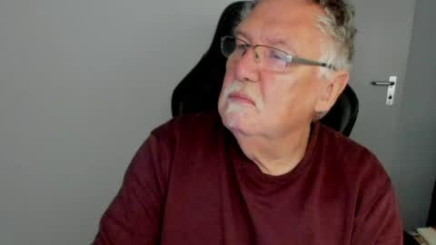 Snapshot of sharlots_pet chatting on 05.16.26 sharlots_pet online show from 05.16.26