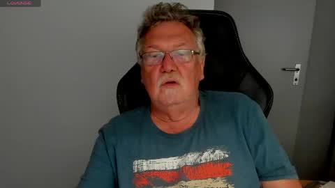 Snapshot of sharlots_pet chatting on 05.23.26 sharlots_pet online show from 05.23.26
