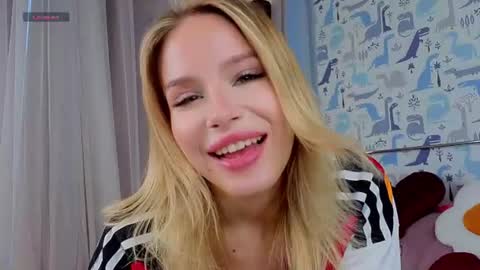 Snapshot of sheliamuyres chatting on 06.29.26 Lina online show from 06.29.26