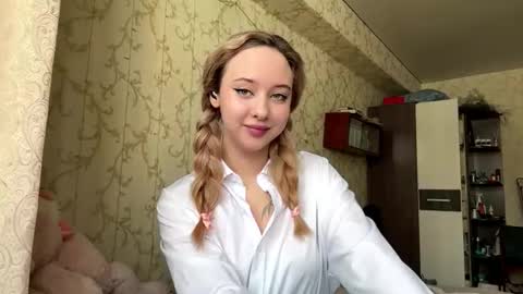 Snapshot of sherrylhilscher chatting on 03.20.26 Mia online show from 03.20.26