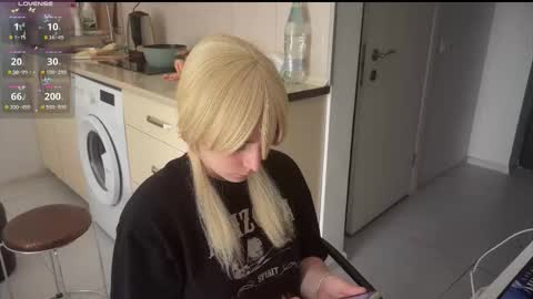 Snapshot of shirayuki_hime chatting on 10.04.25 Im Lilu Rosenblum Guys I have ----Ill be glad to see you there online show from 10.04.25